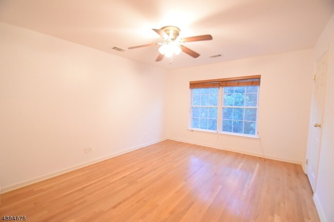Building Photo - 15 Silver Leaf Ct