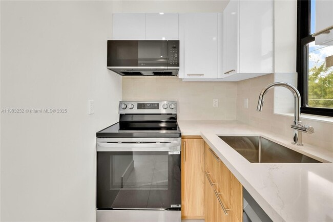 Building Photo - 530 SW 11th Ave