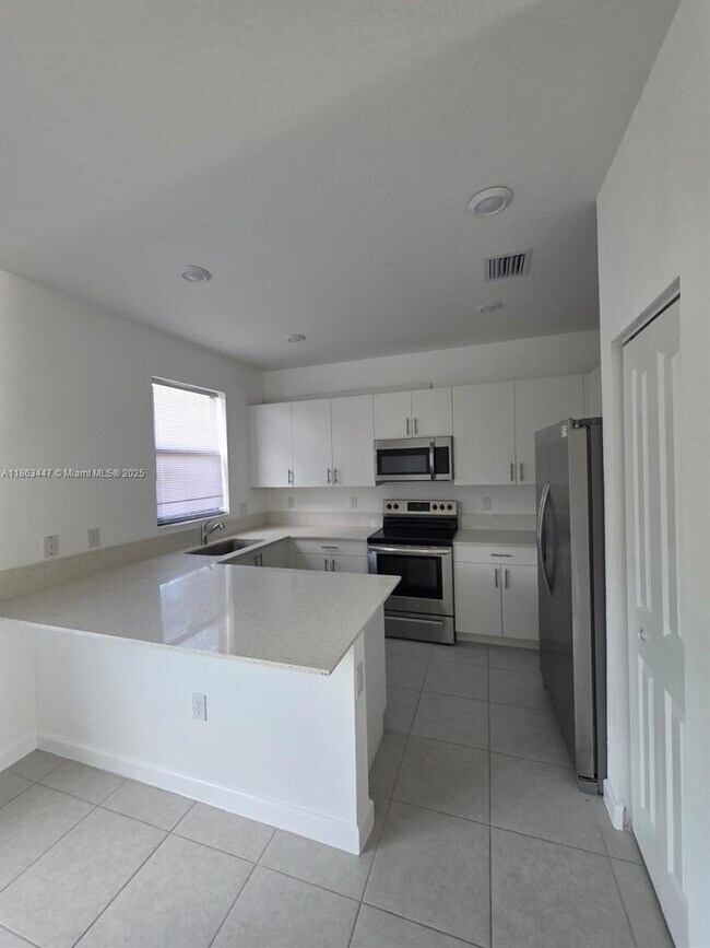 Foto del edificio - 527 NE 208th Terrace