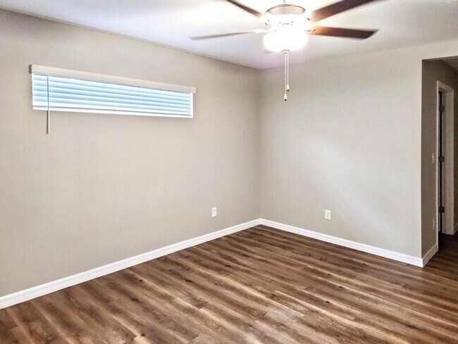 Building Photo - 5943 Bobolink St