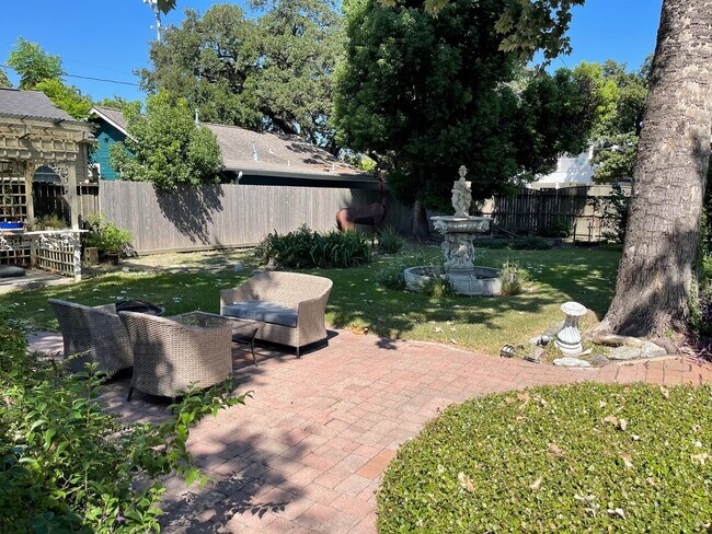 Relaxing Gardens - 1031 Dunbar St