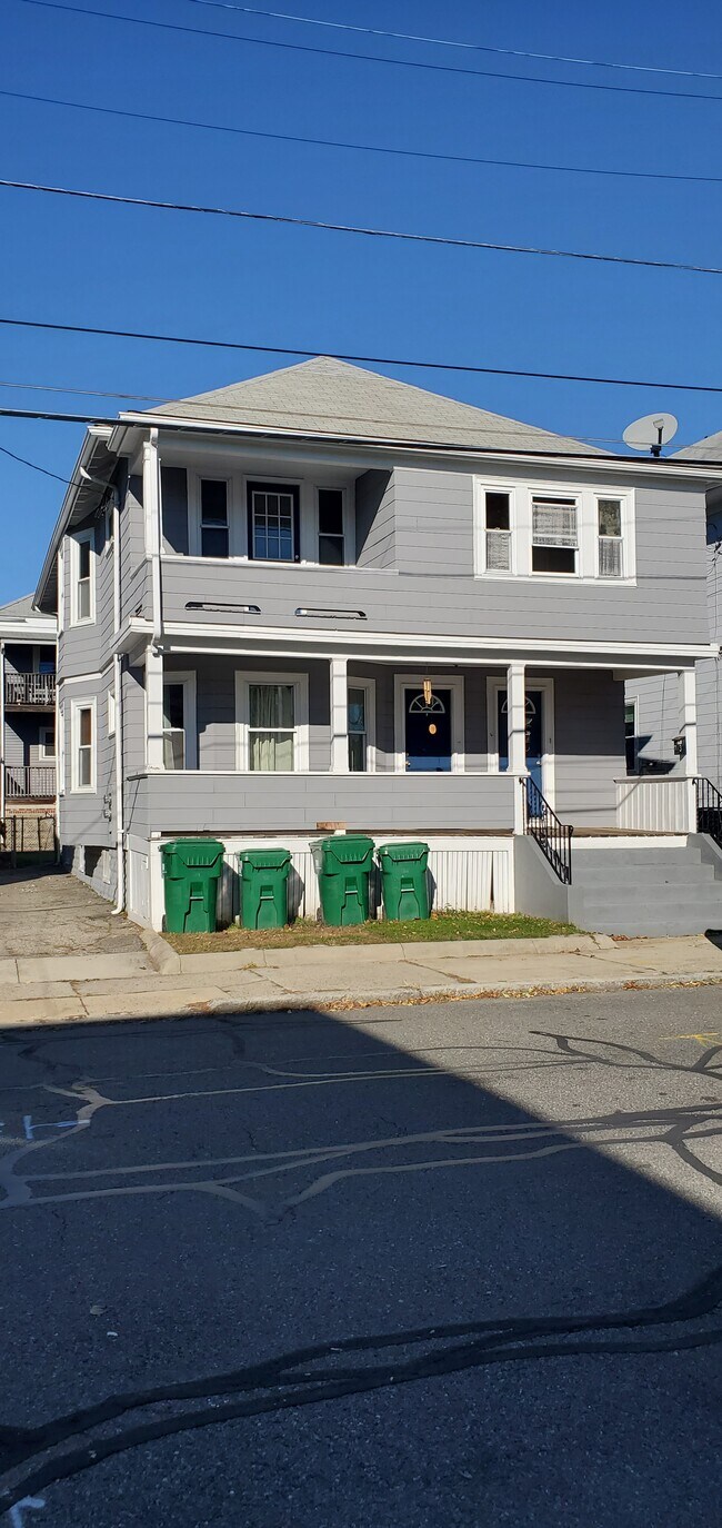 Casa bifamiliar - 73 Frederick Ave