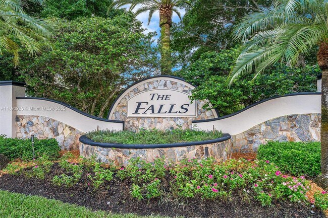 Foto del edificio - 925 Briar Ridge Rd