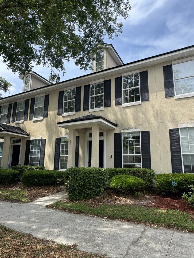 Primary Photo - Modern 3-Bedroom Townhome with 2 car garage
