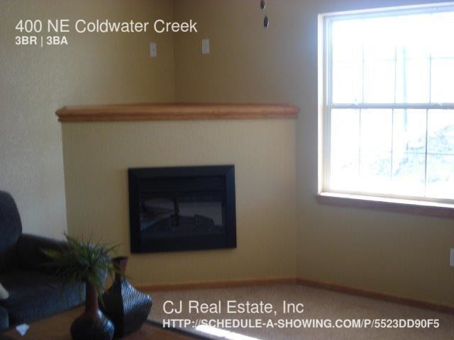 Building Photo - 400 NE Coldwater Creek Dr