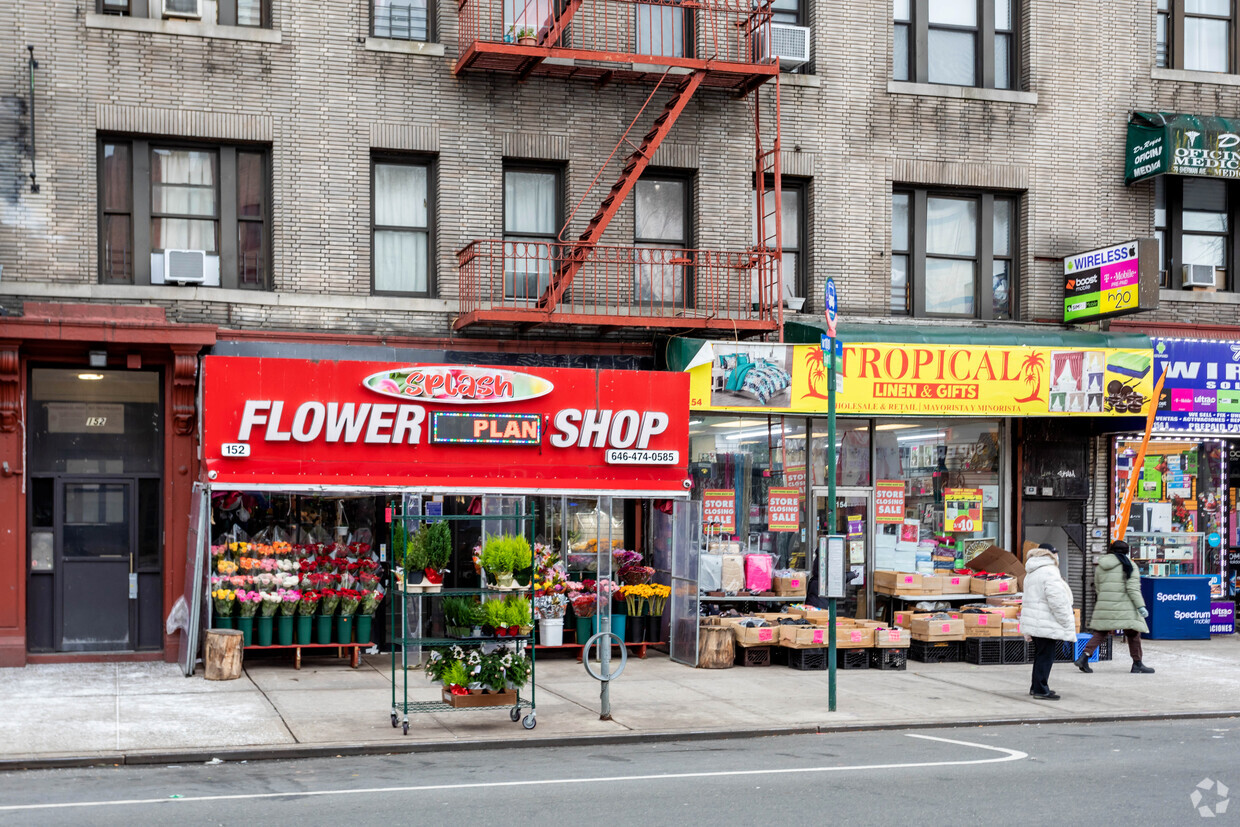 Tiendas en la planta baja - 152-154 Dyckman St