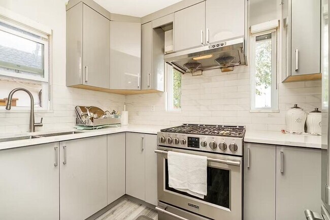 Building Photo - 11553-11583 83 Ave