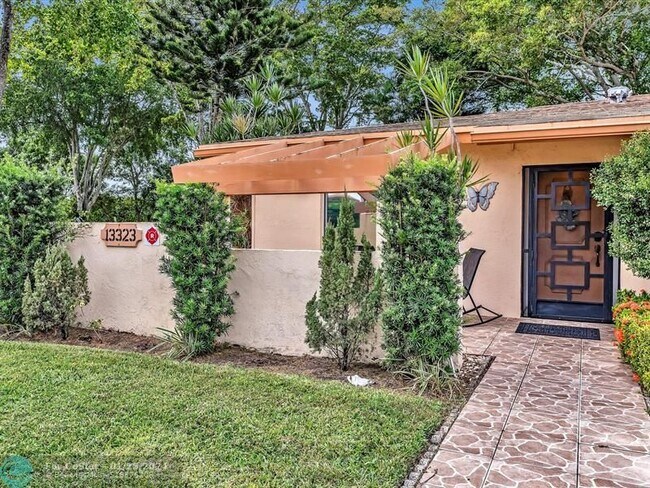 Building Photo - 13323 Pineapple Palm Ct