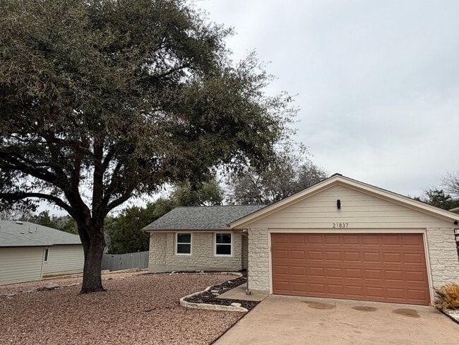 Building Photo - Renovated 4/2 in Beautiful Lago Vista Location