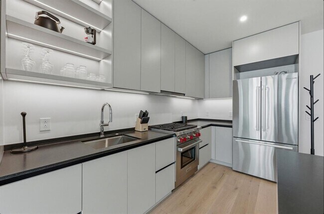 Building Photo - 610 Davis St