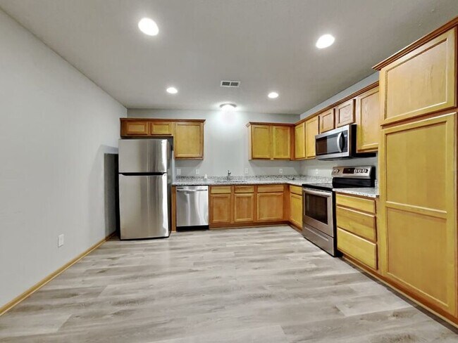 Building Photo - 400 NW Woodbury Dr
