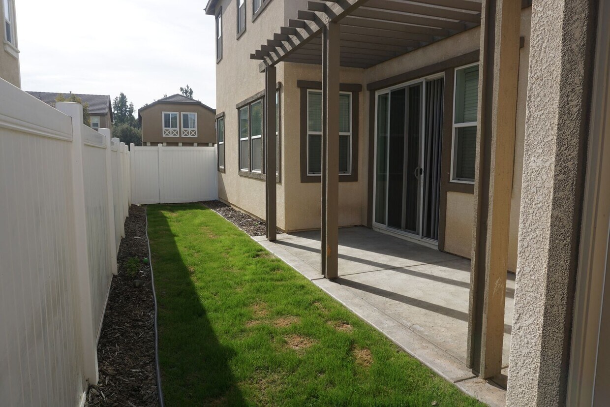 Foto del edificio - Two Story Home in Gated Community