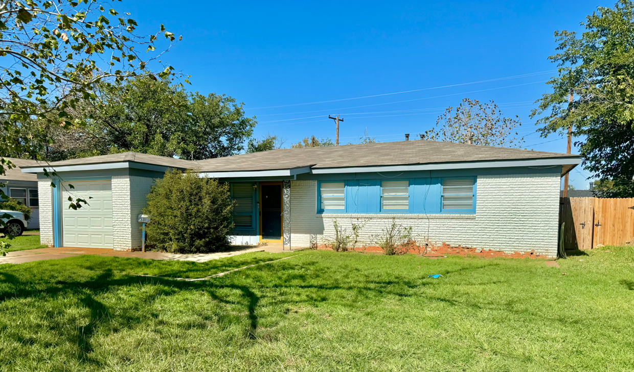 Primary Photo - Self Showing Beautiful Home right next to ...