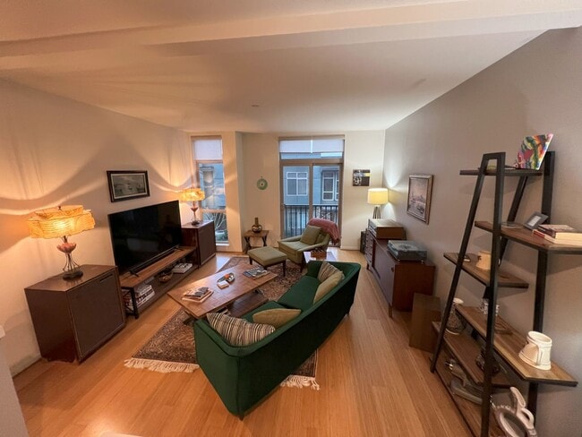 Building Photo - 2 Bedroom 2 Bath Tacoma Townhome