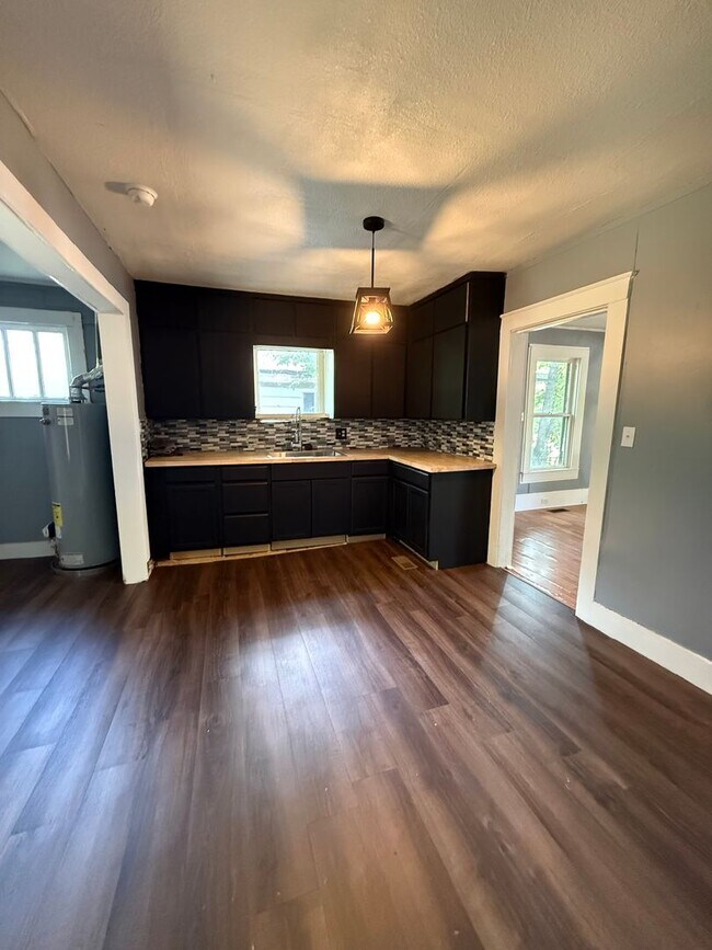 Building Photo - $900 move in special!