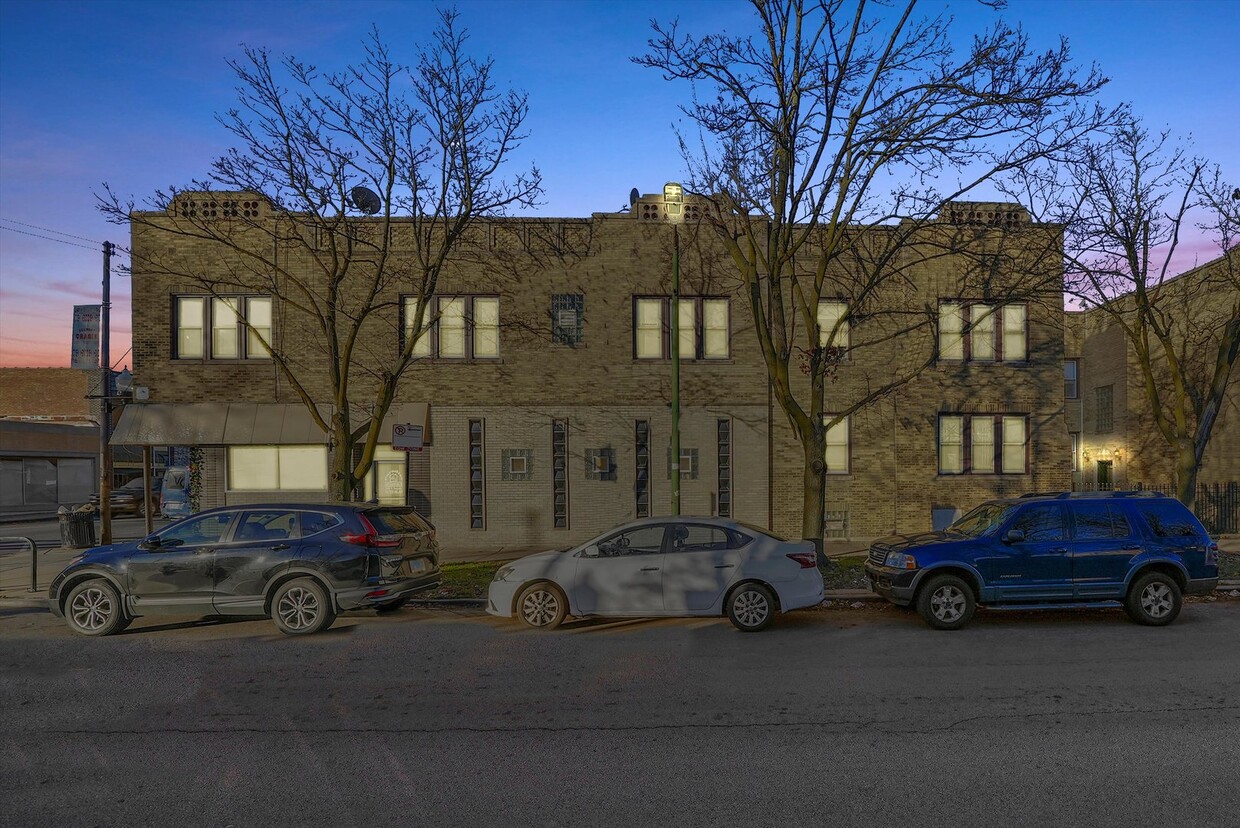 Foto principal - 5636 W Diversey Ave