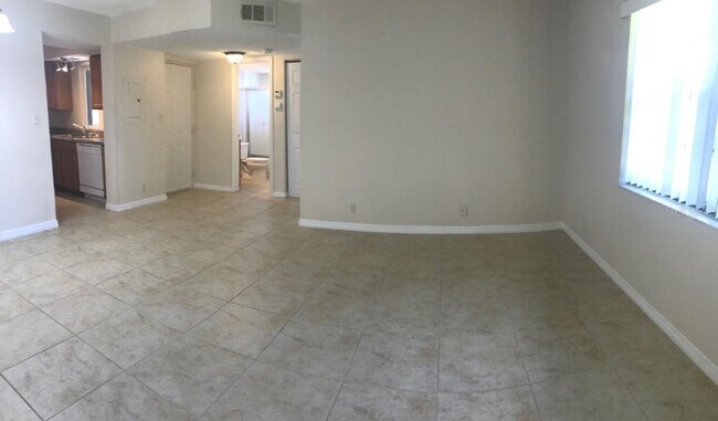 Building Photo - 2/2 2nd floor Condo