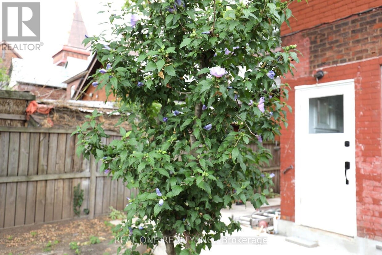 Primary Photo - 148 Victoria Ave N