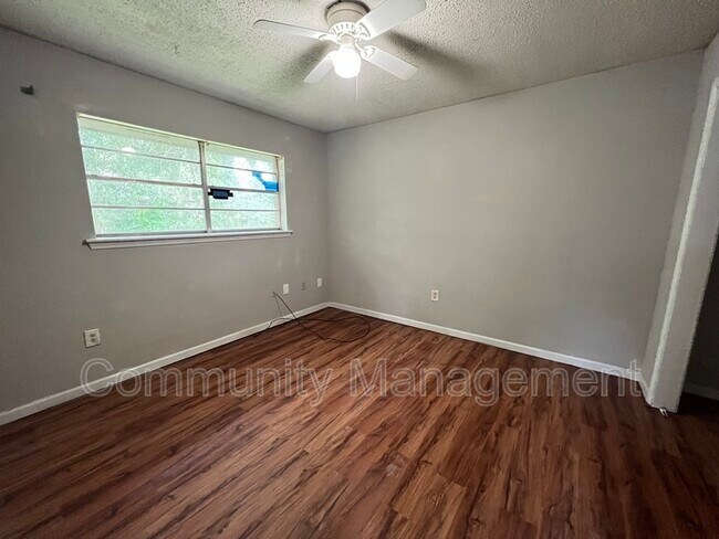 Building Photo - 1527 N Marque Ann Dr