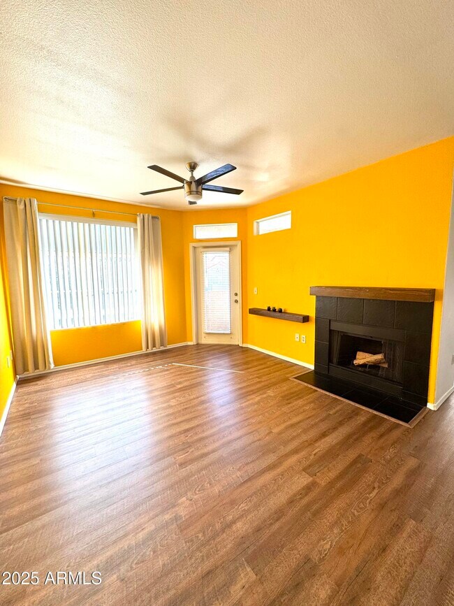 Foto del edificio - 3830 E Lakewood Pkwy W