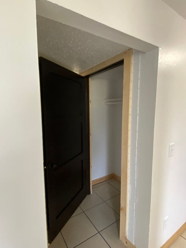 Building Photo - 305 Melody Ln