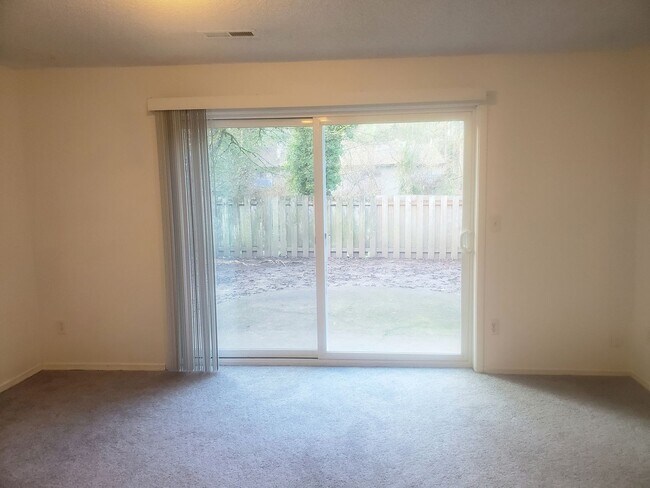 Foto del edificio - Wonderful Two-Level Beaverton Home with Backyard and Greenspace