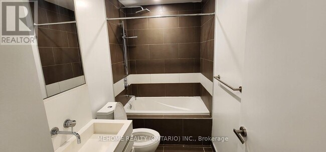 Building Photo - 197 Yonge St