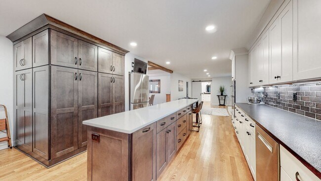 Foto del edificio - **RENOVATED COLONIAL ON OVER AN ACRE ZONED FOR WILLIAMSON COUNTY BRENTWOOD SCHOOLS**