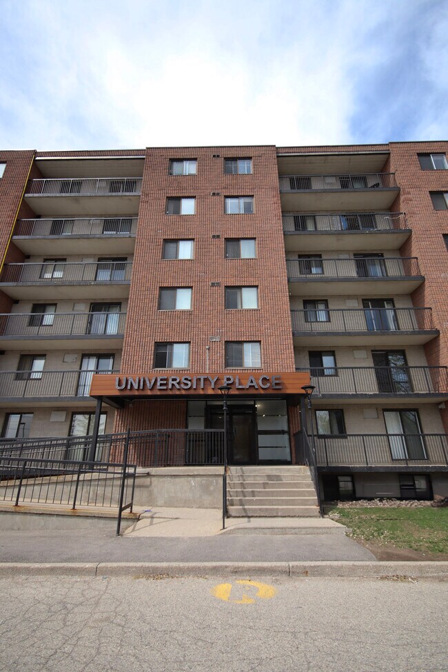 Photo du bâtiment - University Place - 50 University Ave E