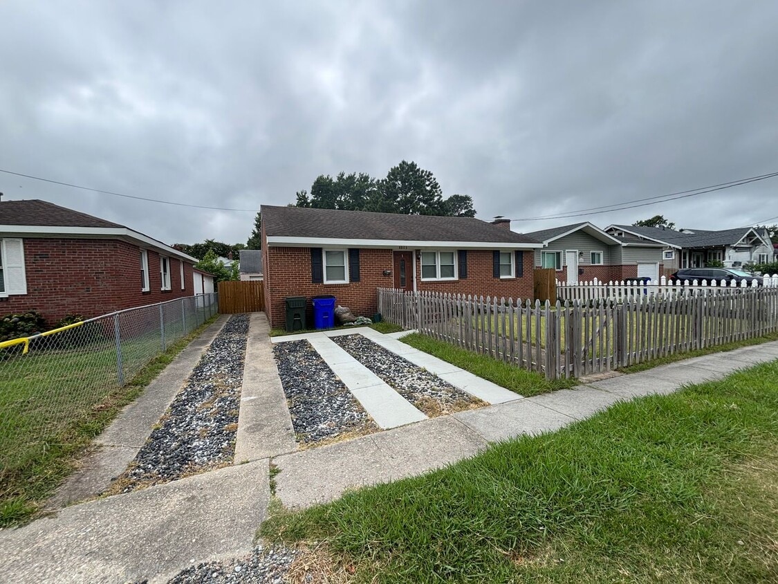Primary Photo - Charming 3 Bedroom 1 Bathroom Brick Ranch ...