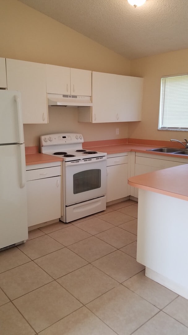 Foto del edificio - Nice 3 Bedroom 2 Bath home with Large Yard  Close to Jupiter Elementary