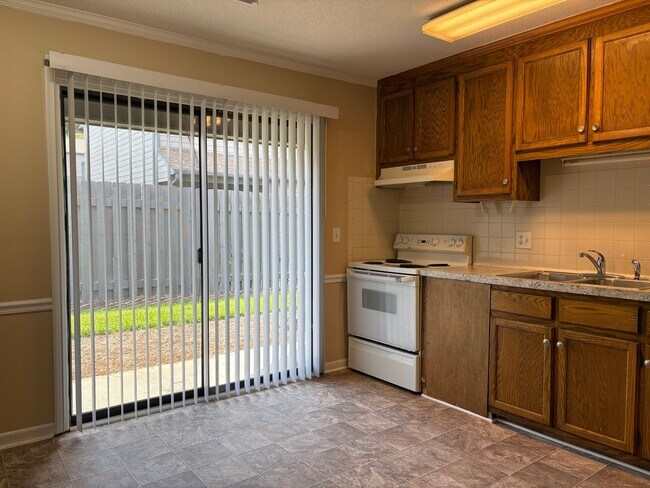 Foto del edificio - 2 Bedroom, 1.5 Bathroom Condo in Winston-S...