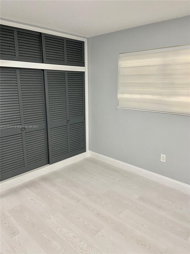 Building Photo - 4400 SW 89th Ave