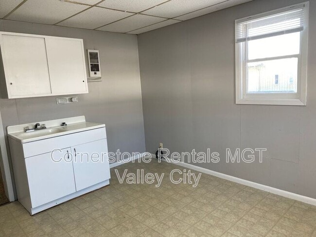 Building Photo - 405 2nd St NE