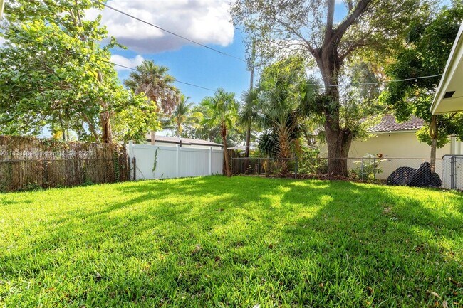 Building Photo - 1848 SW 24th Ave