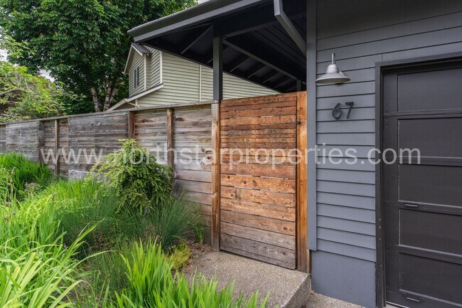 Foto del edificio - Lake Oswego home near Westlake Park
