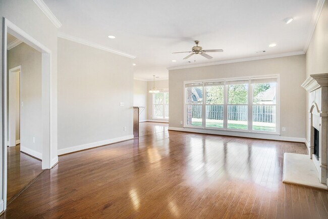 Building Photo - 4382 Merion Way
