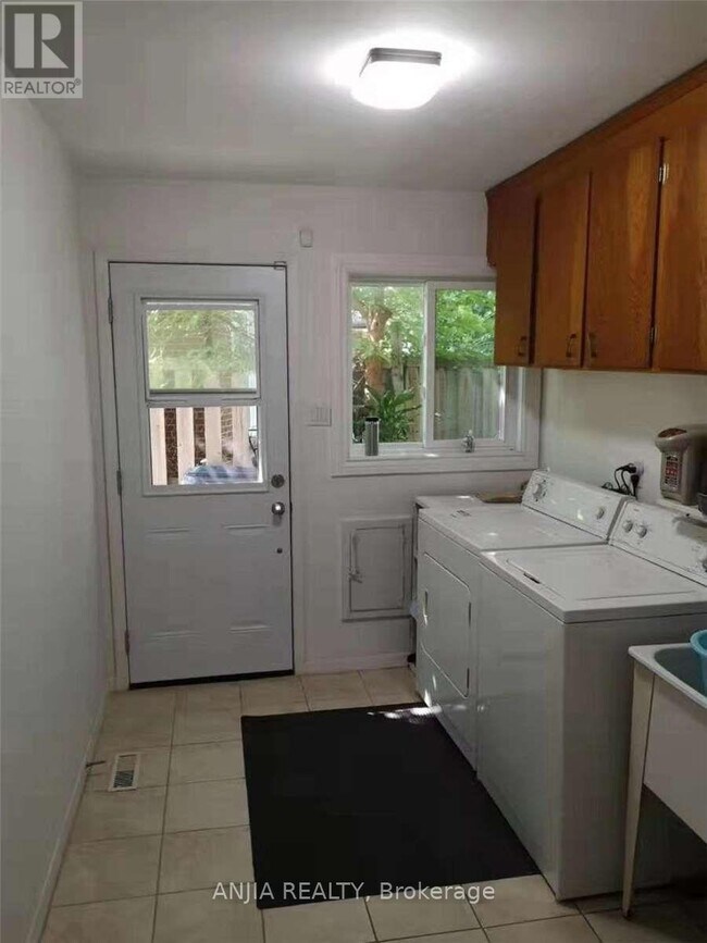 Building Photo - 158 Kingslake Rd