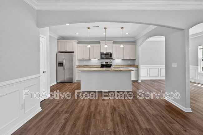 Building Photo - 615 Roland Dr
