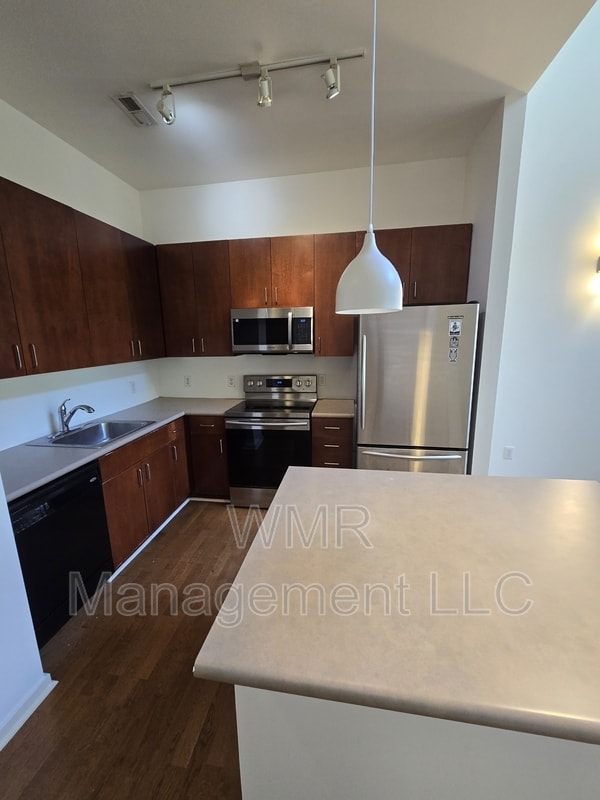 Building Photo - 2125 Southend Dr