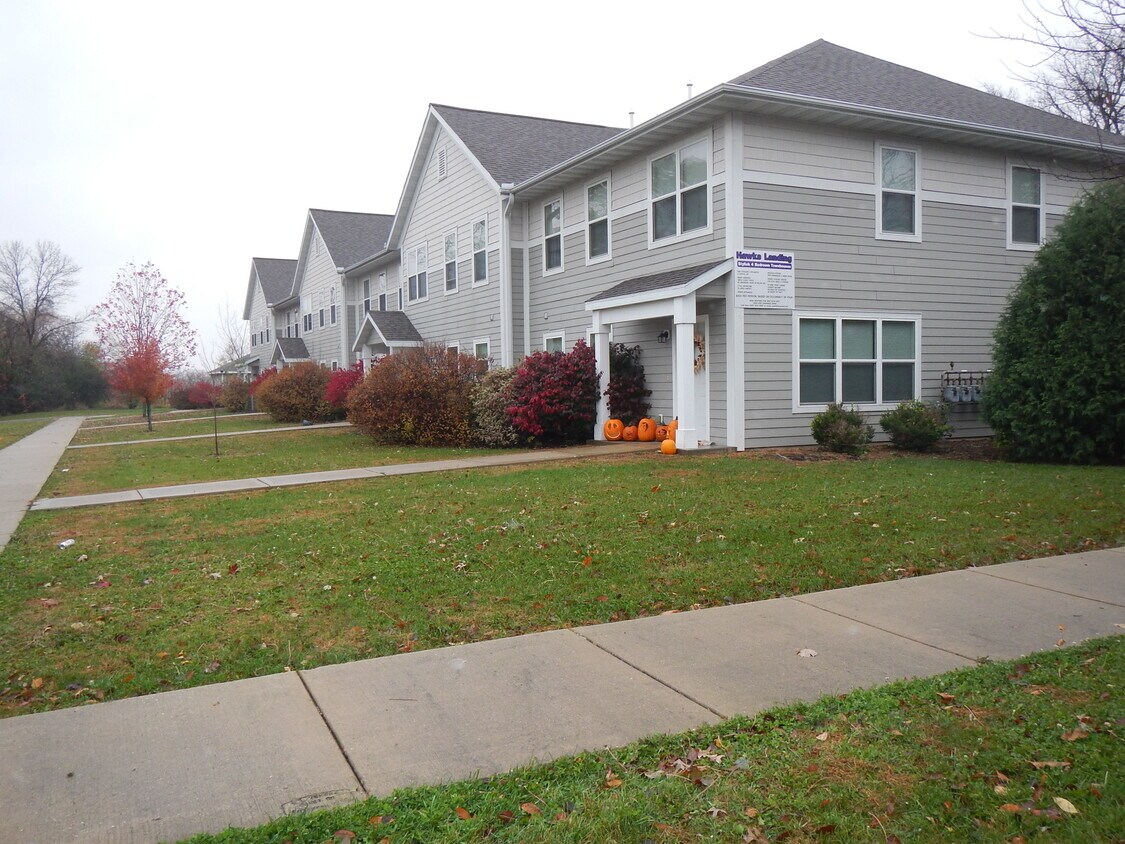 Primary Photo - 1214 W Carriage Dr