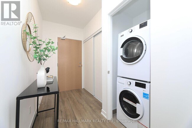 Photo du bâtiment - 1787 St Clair Ave W