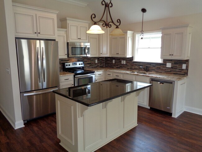 Foto del edificio - Spacious 4BR Home with Open Split Floor Plan, Granite Kitchen & Fenced Yard