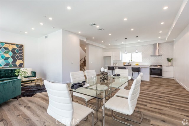 Foto del edificio - 5655 Hazeltine Ave