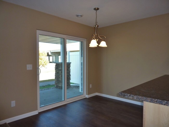 Dining & Patio - 272 Mound Ave