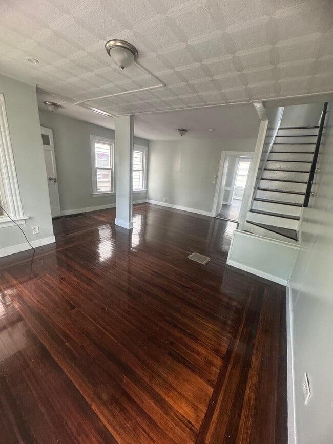 Building Photo - 339 Munson St