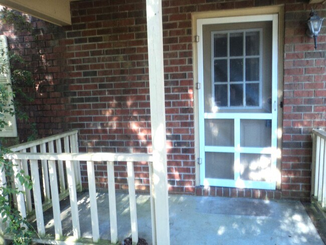 Building Photo - Two story duplex home! feels private like ...