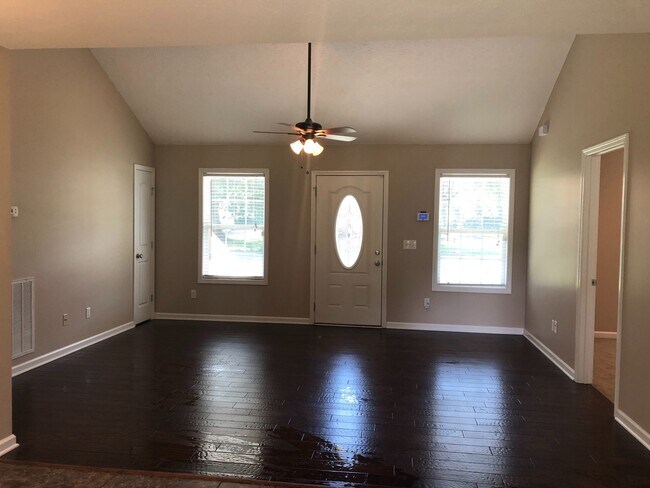 Building Photo - Adorable 3 Bedroom Home with Large Yard!