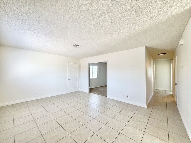 Foto del edificio - AVAILABLE NOW!! 3 Bedroom 2 Bathroom Upper Level Unit in Cathedral City!