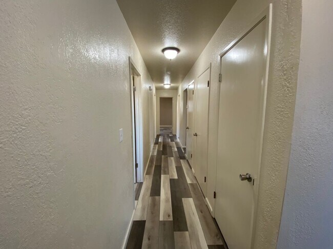 Foto del edificio - 3 bedroom single story located in an estab...